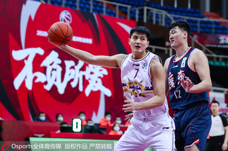 胶东雄鲨队守住胜果庐州山猫队，排球大师赛上演裁判判罚引热议！外援联手发威